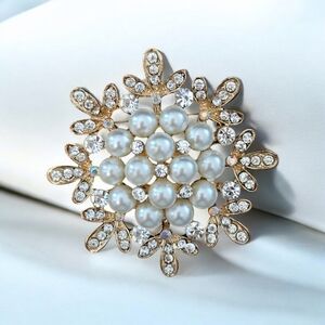 Beautiful round brooch with faux pearls, crystals and Aurora beads.